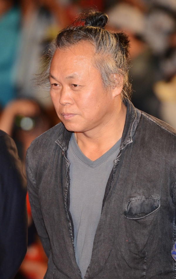 2015년 제20회 부산국제영화제 개막식에서 레드카펫을 걷고 있는 김기덕 감독.