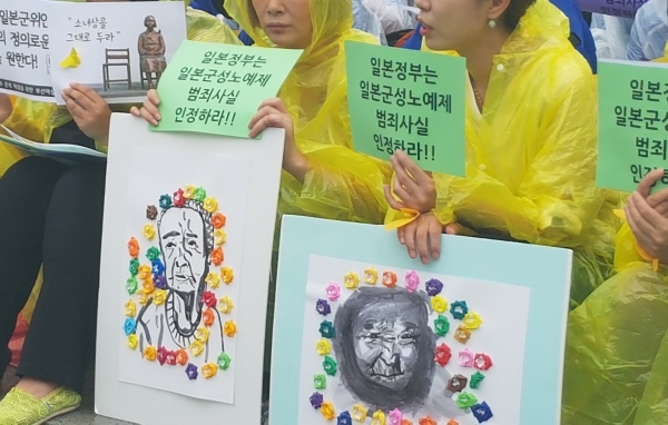 일본군 ‘위안부’ 문제 해결을 위한 부산여성행동은 지난 9일 정오 부산 동구 초량동 정발장군동산 광장에서 세계 일본군 ‘위안부’기림일 기념 행사 및 20차 부산수요시위를 하고 있다. ⓒ김수경 기자