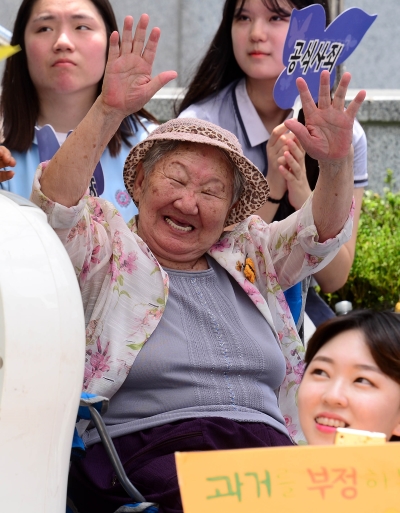 제1292차 일본군 위안부 문제 해결을 위한 정기 수요시위가 열린 지난 19일 오후 서울 종로구 옛 주한일본대사관 앞에서 길원옥 할머니가 만세를 외치고 있다. ⓒ뉴시스·여성신문