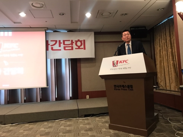 임익수 KFC 대표이사가 11일 한국레스센터에서 KFC의 향후 사업전략을 발표하고 있다. ⓒ여성신문