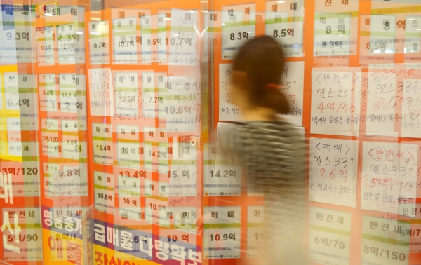 서울 송파구 부동산중개업소에 매물 시세를 알리는 전단지가 붙어 있다. ⓒ뉴시스·여성신문