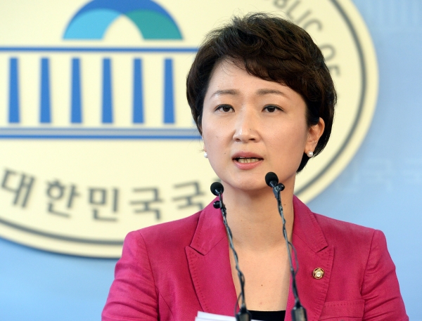 이언주 국민의당 의원이 11일 오후 서울 영등포구 여의도 국회 정론관에서 당 대표 출마 기자회견을 하고 있다. ⓒ뉴시스ㆍ여성신문