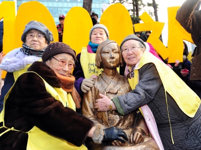 여성가족부가 일본군‘위안부’ 피해자 할머니께 편지쓰기 행사를 연다. 사진은 지난해 제14회 한국여성지도자상 특별상에 선정된 ‘위안부’ 피해자 할머니들. ⓒ한국YWCA연합회