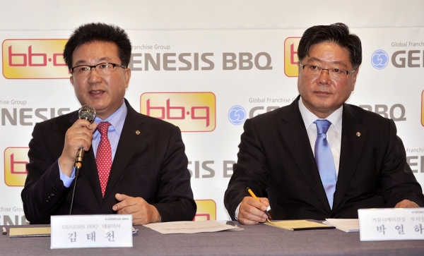 김태천 BBQ 대표(왼쪽)와 박열하 커뮤니케이션실 부사장 ⓒBBQ