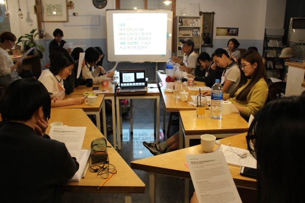 지난해 5월 20일 서울 중랑구 면목동 ‘초록상상’에서 열린 ‘교복입고 여성주의’ 강좌에 참여한 학생들. ⓒ내가 선택한, 내가 만드는