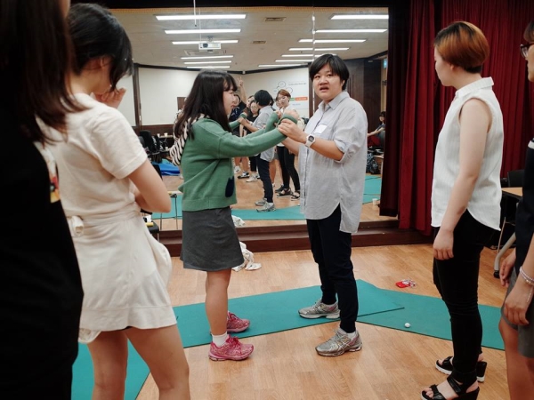 지난 6월 10일 ‘교복입고 여성주의’ 참가자들이 서울시립대학교종합사회복지관에서 여성주의 자기방어 훈련을 하고 있다. ⓒ내가 선택한, 내가 만드는