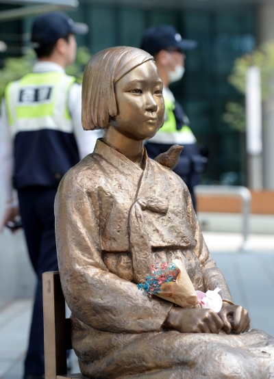 서울 종로구 중학동에 설치된 위안부 소녀상이 일본대사관을 바라보고 있다. ⓒ뉴시스·여성신문