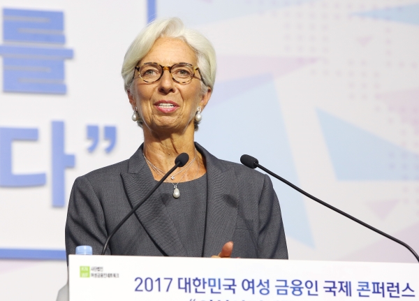 크리스틴 라가르드 국제통화기금(IMF) 총재가 6일 열린 ‘2017 대한민국 여성금융인 국제 콘퍼런스’에서 여성 경제인의 대표성 확대 등을 주제로 기조연설을 하고 있다. ⓒ이정실 여성신문 사진기자
