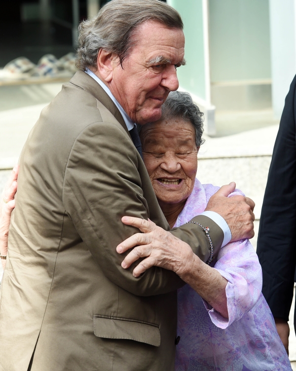 게르하르트 슈뢰더 전 독일 총리가 11일 오후 경기 광주 일본군 위안부 피해자 할머니 쉼터 나눔의집을 방문해 박옥선 할머니와 포옹하고 있다. ⓒ뉴시스·여성신문