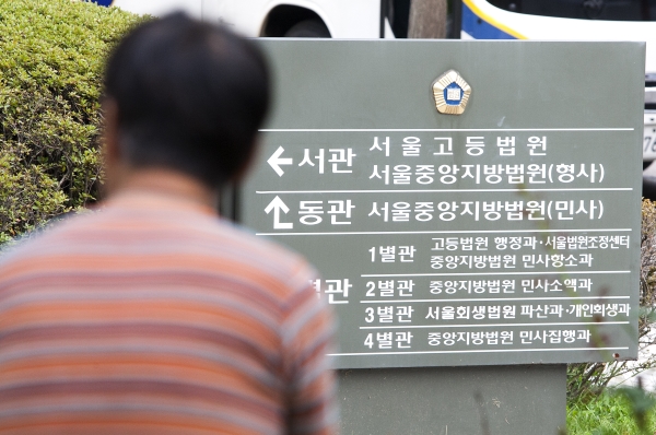 가락동 스토킹 살인사건’ 피해자 아버지 김모씨가 15일 서울고등법원에서 여성신문과의 인터뷰를 가졌다. ⓒ이정실 여성신문 사진기자