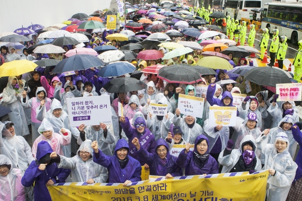 지난해 3월 5일 한국여성단체연합 회원들이 3·8세계여성의날 기념 거리 행진 후 서울 종로구 옛 일본대사관 앞에서 구호를 외치고 있다. ⓒ이정실 여성신문 사진기자