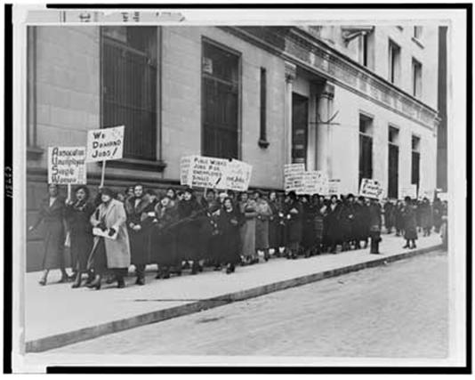 1993년 뉴욕 거리에서 시위하는 여성들. 피켓에는 ‘싱글실업여성연합’ ‘우리는 직장을 원한다!’ ‘싱글 실업 여성을 위한 공공사업 일자리!’ ‘우리는 잊혀진 여성들입니까?’라는 문구가 써있다. ⓒ갈무리
