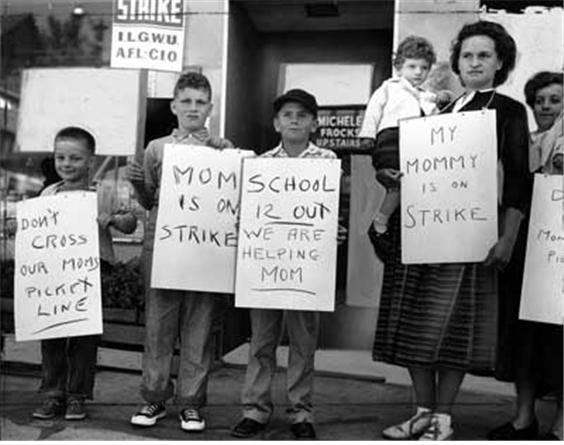 1958년 파업 현장의 아이들과 여성들. ‘우리 엄마의 피켓라인을 넘지 마’, ‘우리 엄마는 파업 중’, ‘학교 끝나서 엄마를 돕는 중’라고 써있는 피켓을 들고 있다. ⓒ갈무리