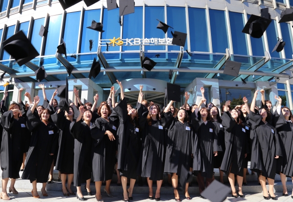 20일 ‘KB드림캠퍼스’ 첫번째 졸업증서를 받은 40명의 직원들이 학사모를 던지며 기뻐하고 있다.​​​​ ⓒKB손해보험