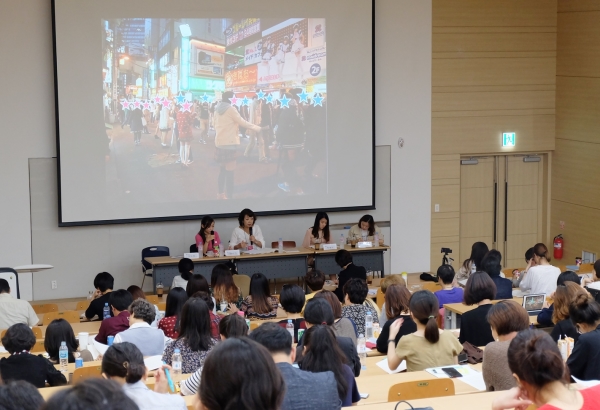 일본의 여성인권단체 ‘콜라보(colabo)’의 니토 유메노 대표가 ‘일본 JK비즈니스와 소녀들의 현실’을 주제로 발표하고 있다. ⓒDSO