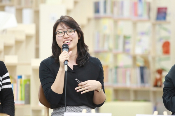 지난 21일 오후 서울 동작구 대방동 성평등도서관 ‘여기’에서 ‘그녀들의 읽고, 쓰는 이야기’를 주제로 열린 페미니즘 북 토크 행사에서 이유나 언니네트워크 운영지기가 이야기하고 있다. ⓒ서울시여성가족재단