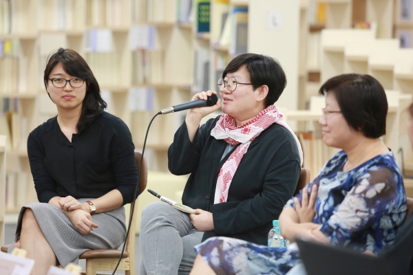 지난 21일 오후 서울 동작구 대방동 성평등도서관 ‘여기’에서 ‘그녀들의 읽고, 쓰는 이야기’를 주제로 열린 페미니즘 북 토크 행사에서 노유다 움직씨 대표가 이야기하고 있다. ⓒ서울시여성가족재단