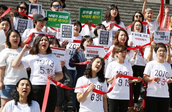 ‘모두를 위한 낙태죄 폐지 공동행동’은 28일 오전 11시 반 서울 광화문 세종문화회관 계단 앞에서 공동행동 발족 퍼포먼스를 진행했다. 행사 참석자들은 발언을 마친 후 함께 붉은 리본을 들고 ‘낙태죄 폐지’를 위해 싸워나가겠다는 연대의 의지를 다졌다. ⓒ이정실 여성신문 사진기자
