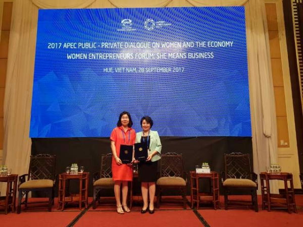 한국여성벤처협회는 28일 베트남에서 열린 APEC 포럼 2017에서 베트남여성경제인협의회와 협약을 맺었다. 윤소라 한국여성벤처협회 회장(왼쪽)이 기념사진을 찍고 있다.