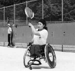 일반테니스 게임규칙이 적용되는 휠체어 테니스는 휠체어를 몸의 일부로 간주하게 되며 상대방의 코트에서 두 번의 바운드가 허용되는 것이 특징이다. 이번 대회에선 대구 전석 동남복지재단 소속 홍영숙 선수(30)가 여자단식에서 2위를 했다.