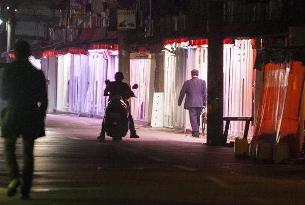 지난 2015년 3월 17일 서울 영등포구 영등포동 성매매집결지를 남성들이 지나가고 있다. ⓒ이정실 여성신문 사진기자