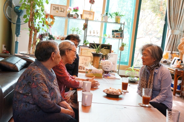 강경화 외교부 장관(오른쪽)이 6일 일본군 위안부 할머니들 쉼터를 방문해 할머니들과 대화하고 있다. ⓒ외교부