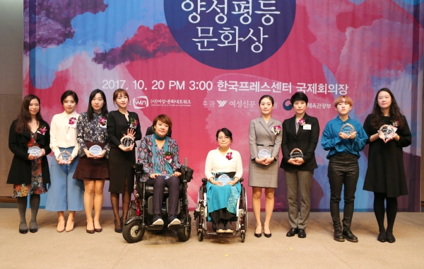 신진여성문화인상 수상자들이 시상식 후 자리를 함께 했다. ⓒ이정실 여성신문 사진기자