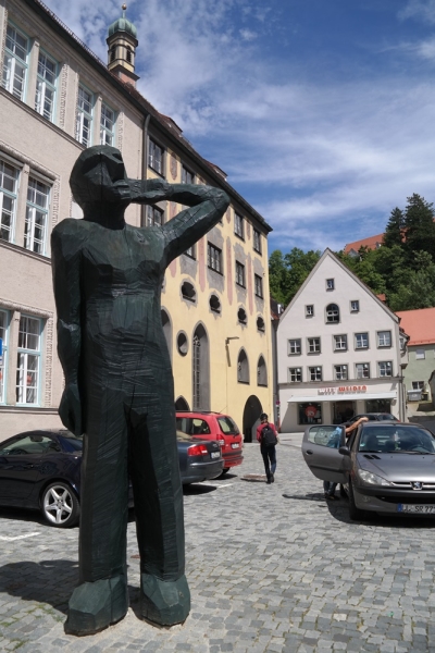 독일 바바리아의 중세 도시 란츠버그 중심가. 지역 아티스트의 목조각이 거리에 생동감을 불어넣는다. ⓒ박선이