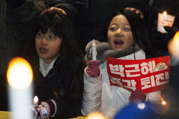 서울 종로구 광화문광장 일대에서 열린 민중총궐기에 참가한 시민들이 촛불을 들고  박근혜 대통령의 퇴진을 요구하고 있다. ⓒ이정실 사진기자