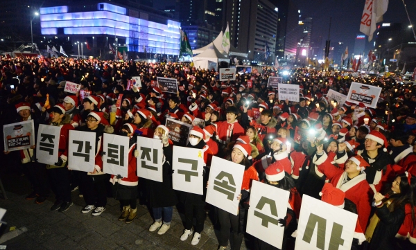 2016년 12월 24일 오후 서울 종로구 광화문 광장에서 시민들이 박근혜 대통령 퇴진 촉구 제9차 범국민 촛불집회에 참여하고 있다. ⓒ뉴시스·여성신문