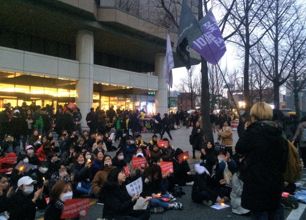 지난해 12월 3일 열린 제6차 민중총궐기 범국민행동에 참가한 페미니스트들이 본 집회에 앞서 ‘페미존’을 조직해 자유발언을 하고 있다. ⓒ강푸름 기자
