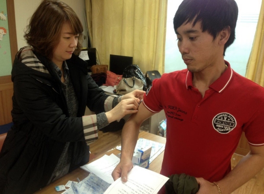 지난 1일 천안외국인력지원센터에서 무료 독감예방접종을 실시하고 있는 외국인근로자. ⓒ뉴시스·여성신문