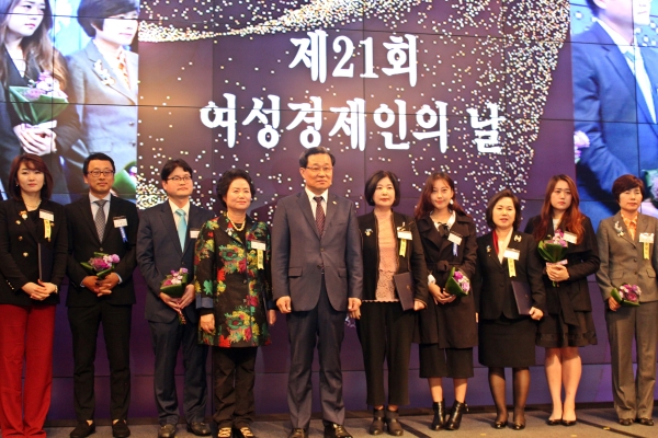 3일 서울 JW매리어트호텔에서  ‘제21회 여성경제인의 날’ 기념행사가 열렸다. 수상자들이 기념사진을 찍고 있다. ⓒ이유진 여성신문 기자