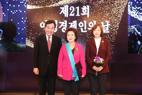 금탑산업훈장을 수상한 김순자 한성식품 대표가 3일 서울 JW매리어트호텔에서 열린 ‘제21회 여성경제인의 날’에 참석해 기념사진을 찍고 있다. ⓒ여경협
