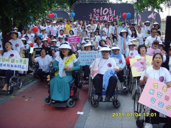 2011년 7월 4일 열린 제10회 한국여성장애인대회. 여성장애인 성폭력 근절과 사회적 지지체계 강화를 요구하며 행진하고 있다. ⓒ한국여성단체연합