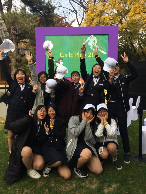 7일 오후 서울 중구 정동 미 대사관저에서 열린 ‘걸스 플레이 2(Girls Play 2)’ 캠페인 행사에 참석한 신광여중 3학년 학생들. ⓒ이세아 기자