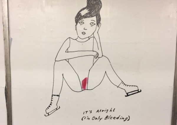 여성의 생리는 “괜찮아(피 흘리고 있을 뿐이야)”라고 표현한 리브 스트륌키스트의 스톡홀름 지하철 전시 작품. ⓒ트위터