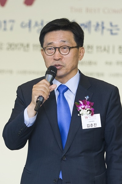 김춘진 선정위원장이 축사를 하고 있다. ⓒ이정실 여성신문 사진기자