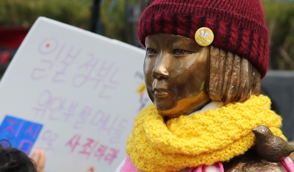 지난 8일 오후 서울 종로구 중학동 옛 일본대사관 앞에서 열린 제1308차 일본군 위안부 문제해결을 위한 정기 수요집회에서 평화의 소녀상에 털모자, 목도리 등 방한용품이 둘러져있다. ⓒ뉴시스·여성신문