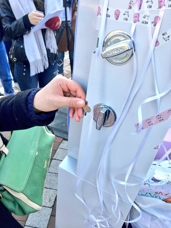 페미니스트 단체 ‘페미당당’은 지난 19일 서울 중구 정동길에서 ‘미프진(임신중절약) 자판기’ 퍼포먼스를 벌였다. ⓒ페미당당 제공