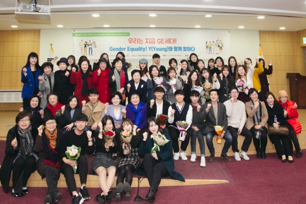 한국여성단체협의회는 지난 18일 오전 서울 영등포구 국회의원회관 제2소회의실에서 ‘Gender Equality! Y(Young)와 함께 말하다’를 주제로 GE 대토론회를 열었다. 행사를 마치고 참석자들이 자리를 함께 했다. ⓒ한국여성단체협의회