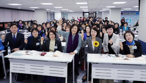 지난 23일 개최된 더불어민주당 여성정치아카데미에서 박영선·전현희 의원(가운데), 김영진 의원(왼쪽)과 수강생들이 기념 사진을 촬영하고 있다. ⓒ전현희 의원실