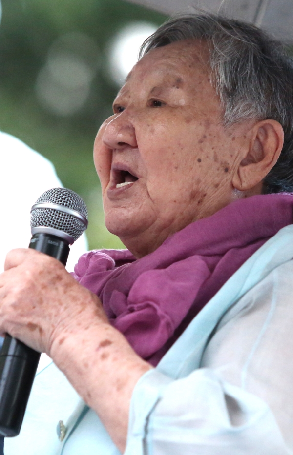 지난 8월14일 서울 청계광장에서 열린 나비문화제 ‘나비, 평화를 노래하다’에서 일본군‘위안부’ 피해자 길원옥 할머니가 첫 음반 발매 기념 공연을 갖고 노래를 부르고 있다. ⓒ이정실 여성신문 사진기자