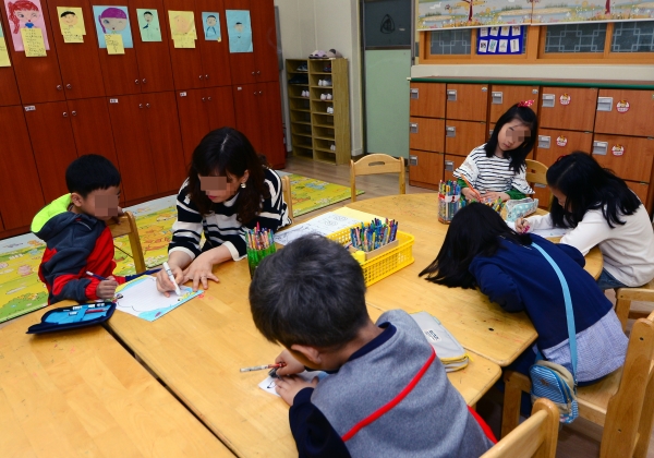 서울시내 한 초등학교의 돌봄교실에서 초등생들이 교사와 수업을 하고 있다. 초등학교 돌봄교실은 맞벌이 부부들을 위해 학교에서 수업이 끝난 뒤에도 학생들을 돌봐주는 프로그램이다. (사진은 해당 기사와 관련없음) ⓒ뉴시스ㆍ여성신문