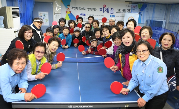 지난 11월 30일 대한체육회의 ‘미(美)채움’ 탁구 수업에 참석한 인천시 여성운전자회 회원들의 모습 ⓒ이정실 여성신문 사진기자