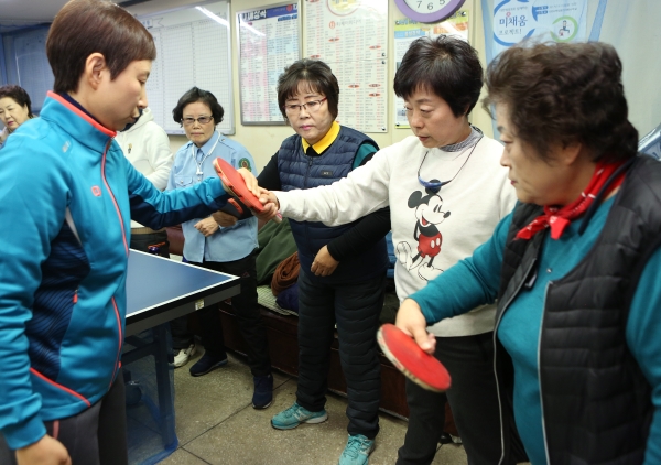 인천시 여성운전자회 회원들이 탁구 수업에 참여하고 있다. ⓒ이정실 여성신문 사진기자
