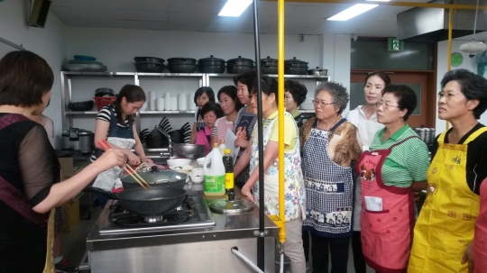 안산시 여성비전센터가 개최한 ‘여성통일비전 아카데미’ 참가자들이 북한 음식을 만들고 있다. ⓒ안산시