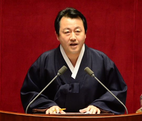 제331회 국회 본회의에서 김용남 의원이 한복을 입고 나와 대정부질문을 하고 있다. ⓒ뉴시스ㆍ여성신문