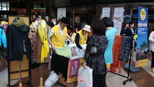 참여성노동복지터가 지난해 SC제일은행 종각본점에서 연 바자회에서 손님들이 물건을 고르고 있다.