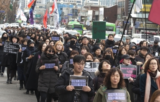 2일 검은 옷을 입은 시민들이 ‘낙태죄 폐지’를 요구하며 청운효자동주민센터까지 행진하고 있다. ⓒ이정실 여성신문 사진기자